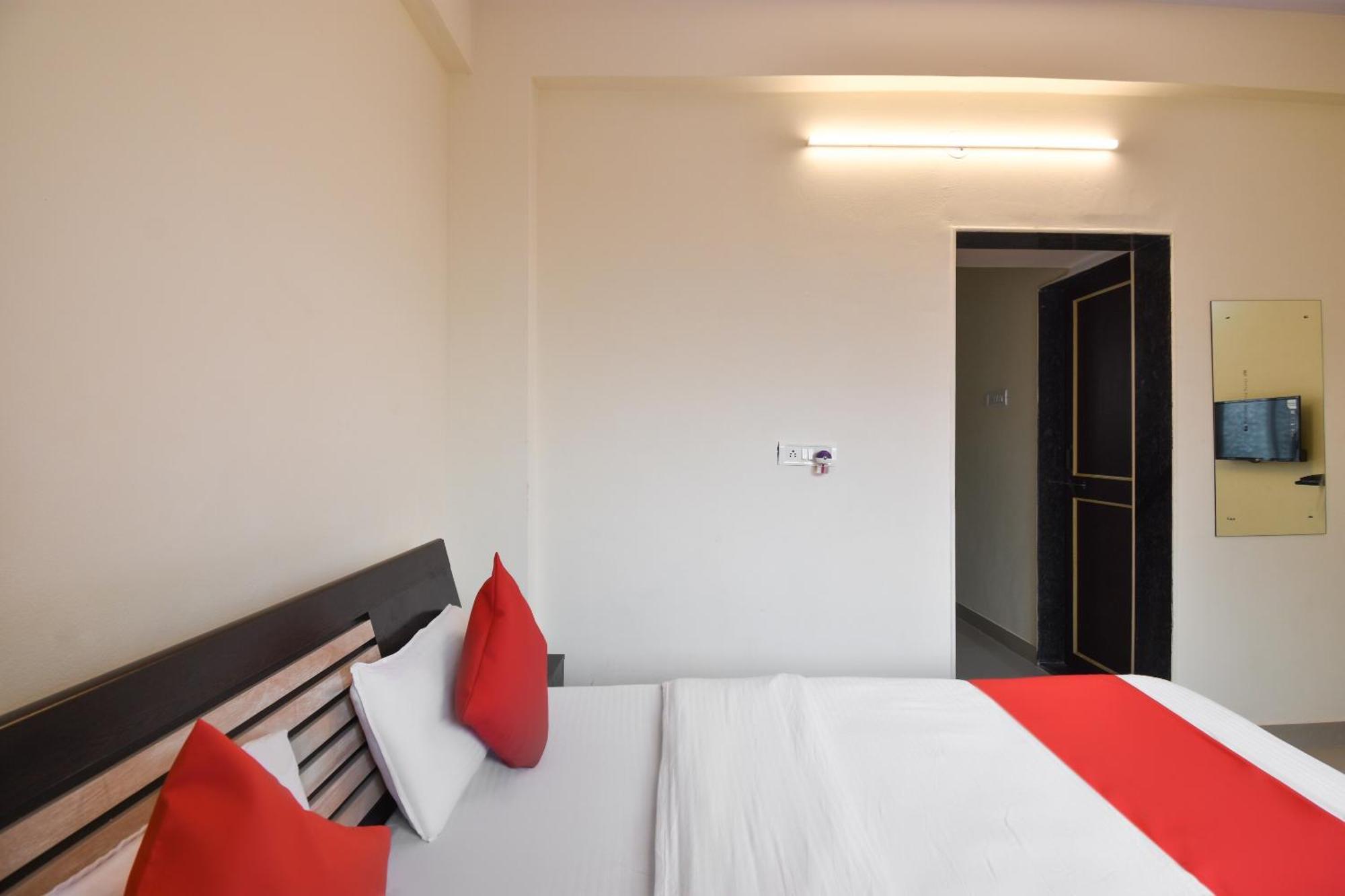 Hotel O Felicita Inn Near Seasons Mall Kharadi Экстерьер фото